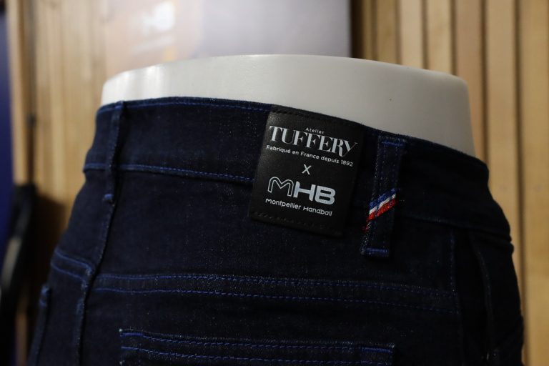 Jean Atelier Tuffery, étiquette et drapeau français.