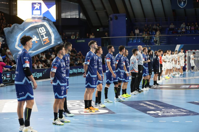 Équipes de handball alignées avant le match.