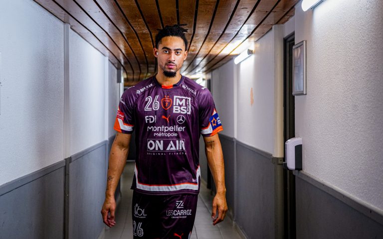 Joueur de football dans un couloir du stade.