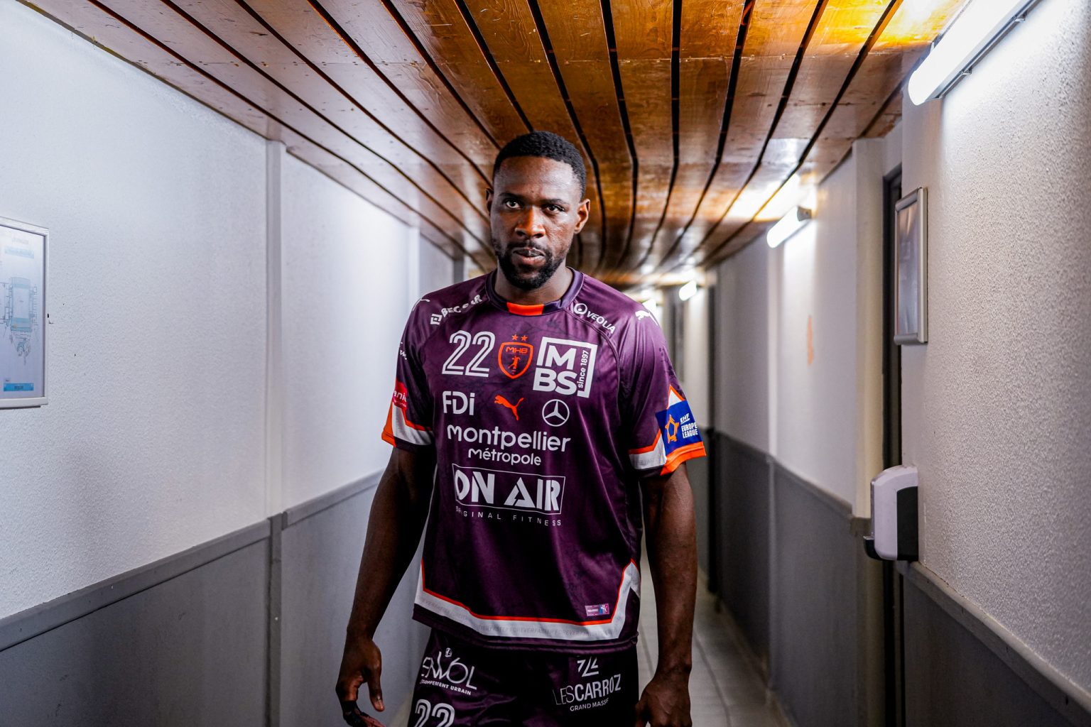 Joueur de handball dans le couloir avant le match.