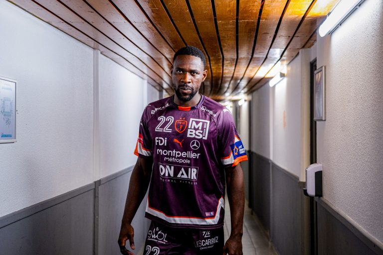 Joueur de handball dans le couloir avant le match.