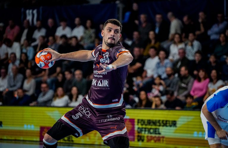 Joueur de handball en action lors d'un match.