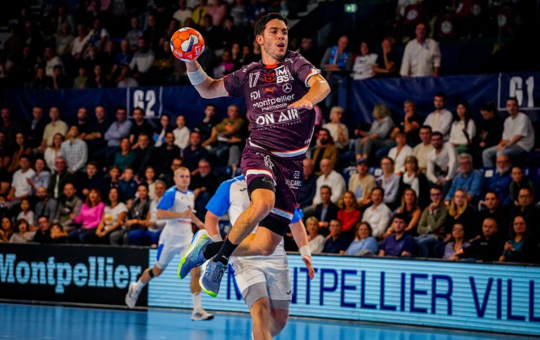 Joueur de handball en plein saut au match.