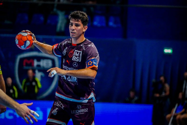 Joueur de handball en action sur le terrain.