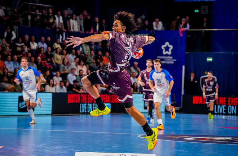 Joueur de handball en action lors d'un match.