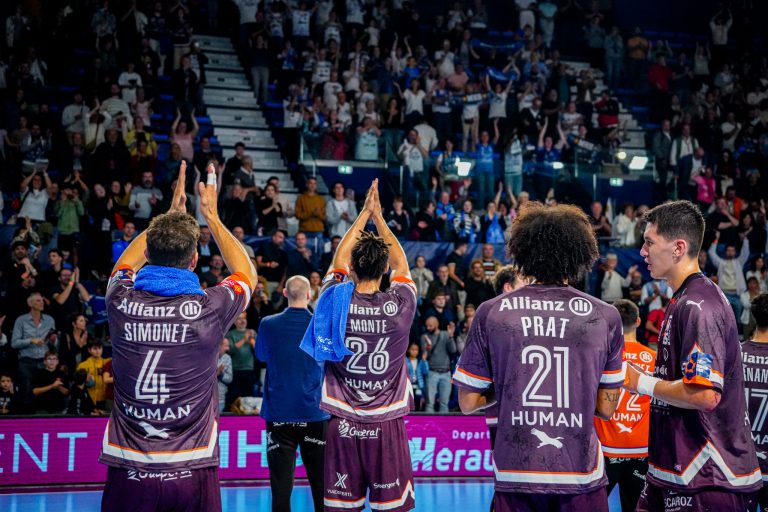 Joueurs de handball saluant le public enthousiaste.