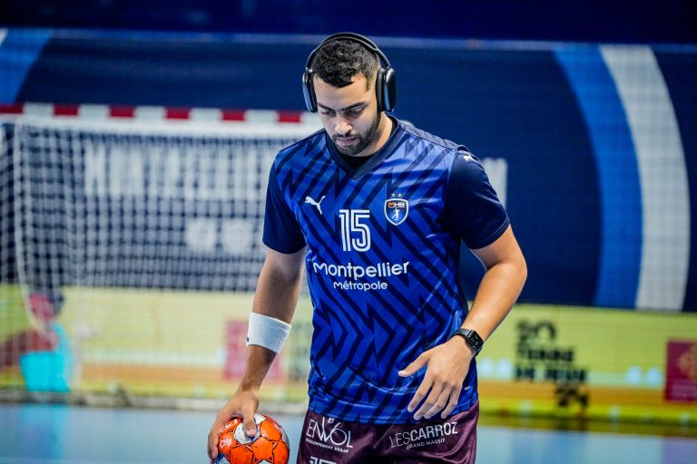 Joueur de handball portant des écouteurs avant le match.