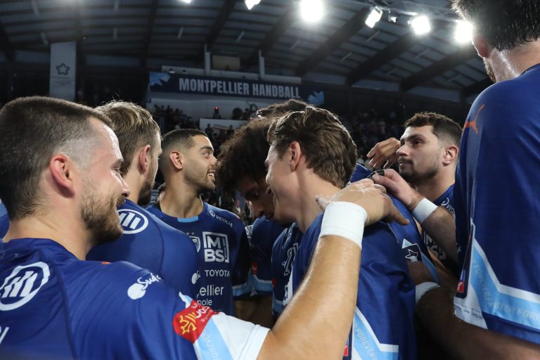 Joueurs de handball s'encouragent avant un match.