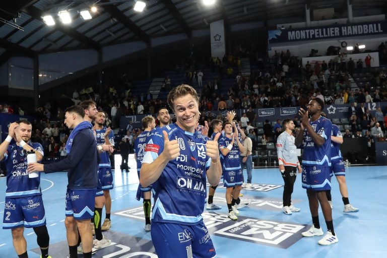 Équipe de handball de Montpellier célébrant sur le terrain.