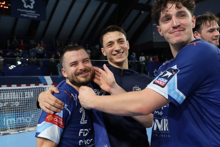 Joueurs de handball souriant après un match.