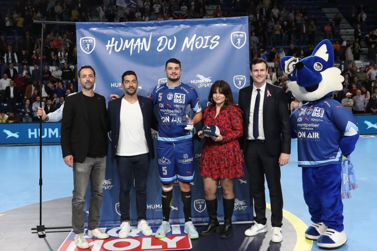 Cérémonie "Human du Mois" avec participants et mascotte.