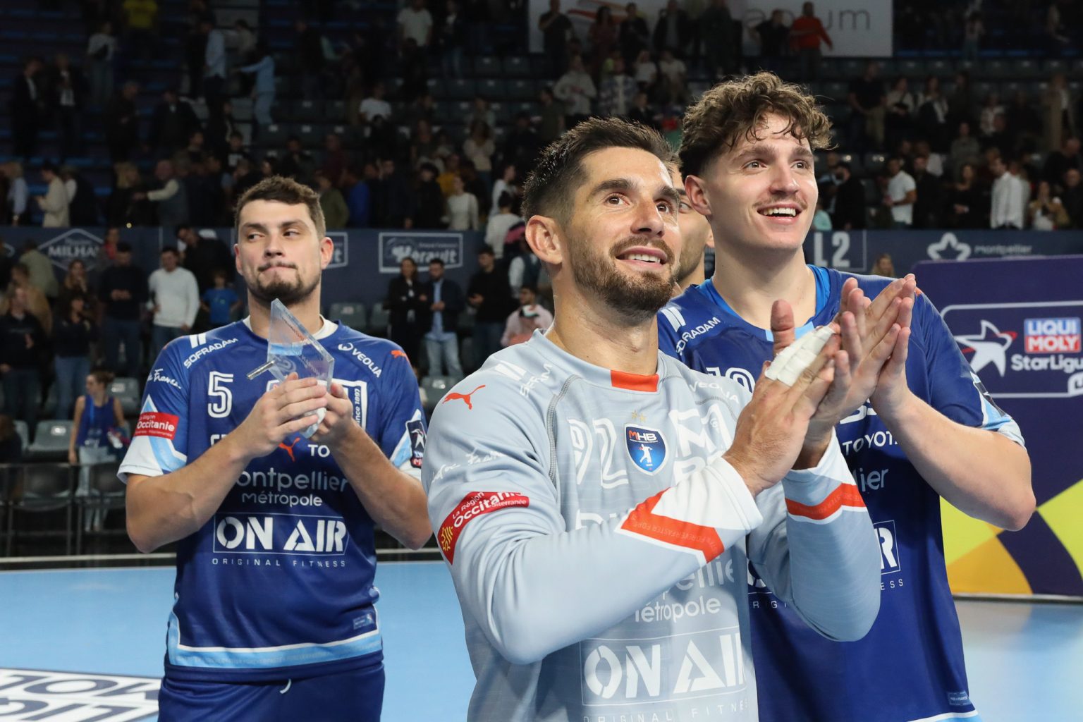 Joueurs de handball applaudissant après un match.