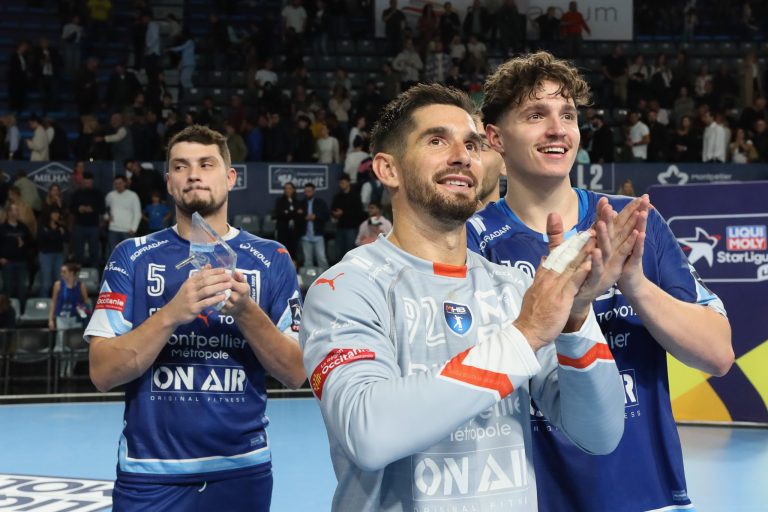 Joueurs de handball applaudissant après un match.