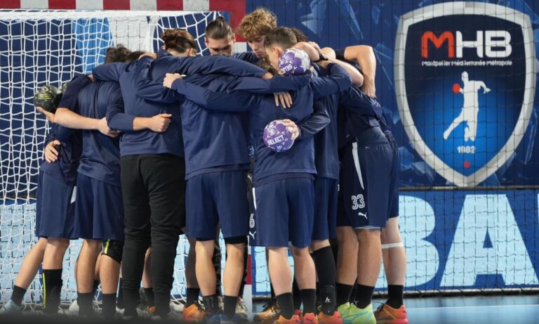 Équipe de handball en cercle et encouragements.