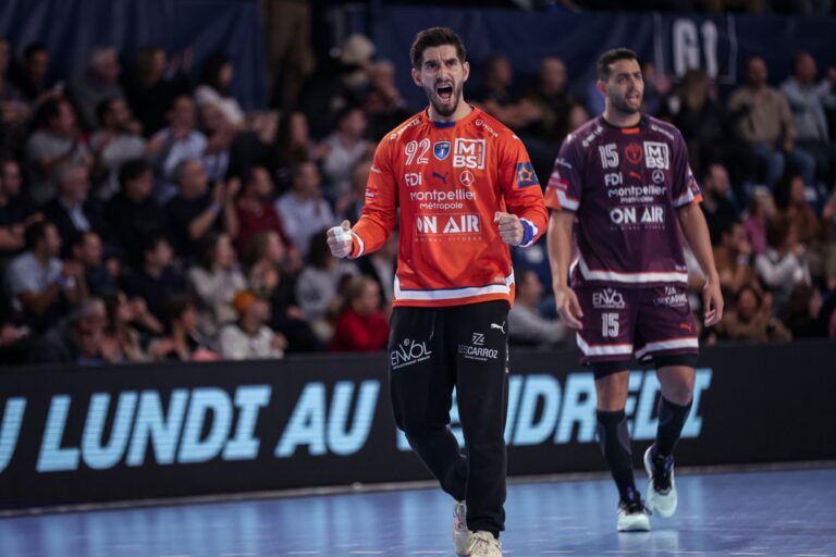Joueur de handball célébrant sur le terrain.