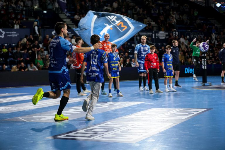 Équipe de handball en action sur le terrain.