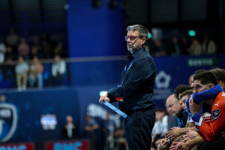 Entraîneur surveillant un match de handball en cours.