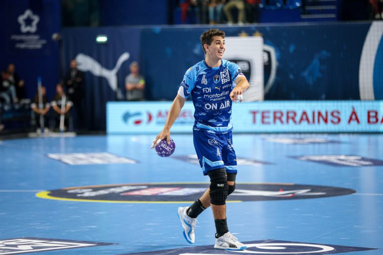 Joueur de handball en action sur le terrain.