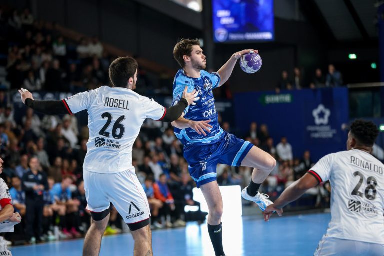 Joueurs de handball en action sur le terrain.