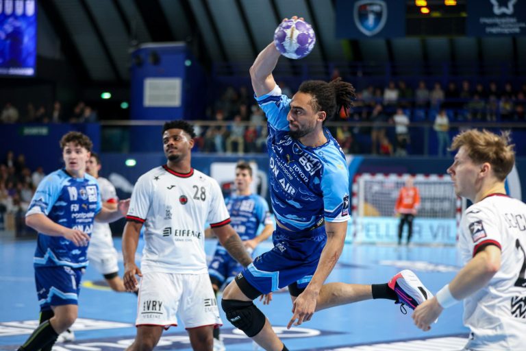 Match de handball en action, joueurs concentrés.