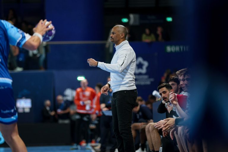 Entraîneur de handball dirigeant son équipe en match.