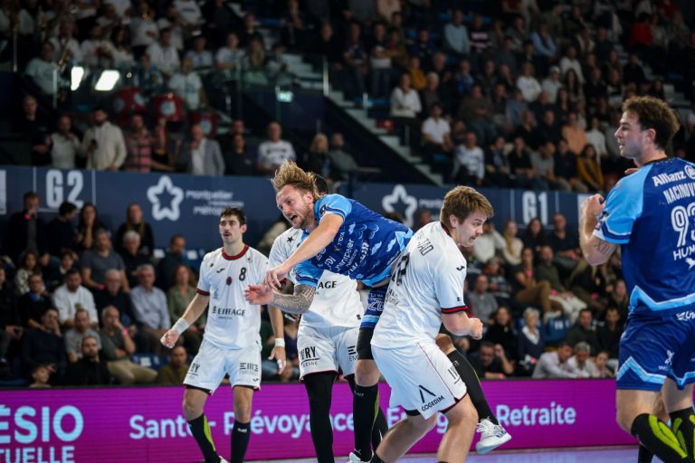 Match de handball entre deux équipes en action.