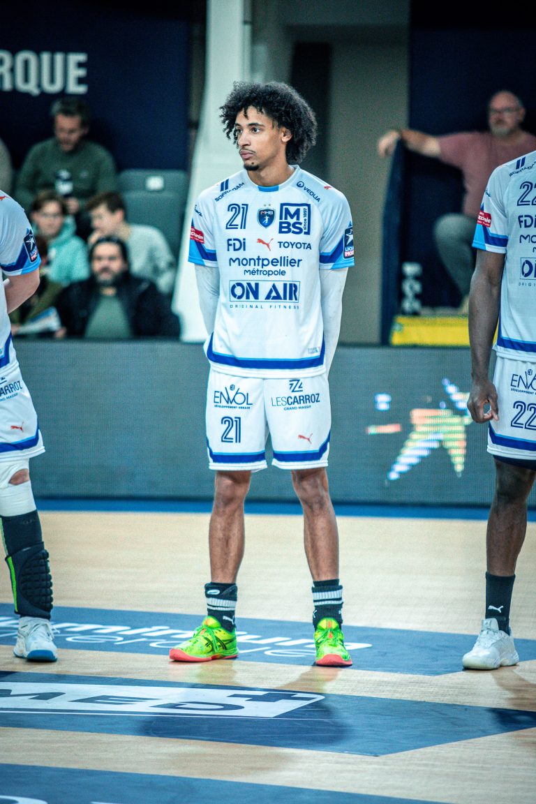 Joueur de handball en tenue de Montpellier.