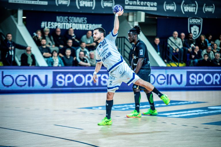Joueur de handball en action sur le terrain.