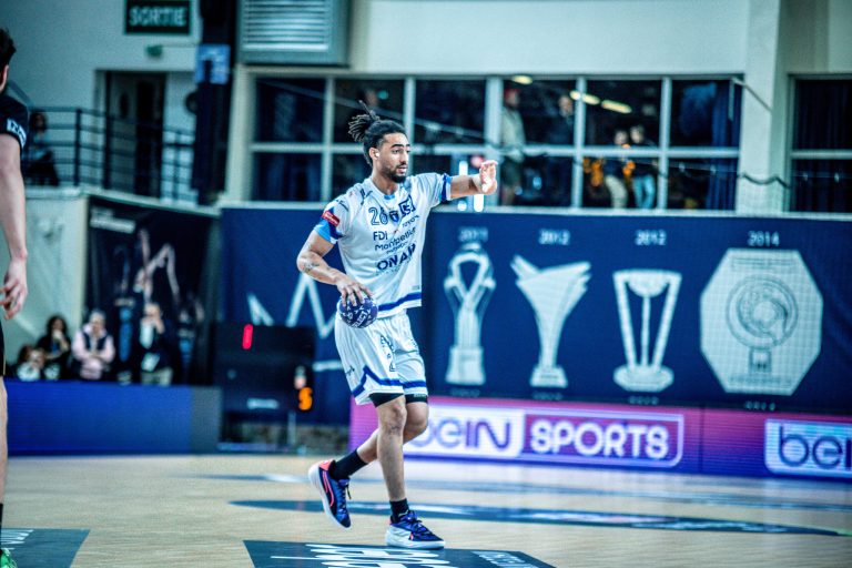 Joueur de handball en action sur le terrain.