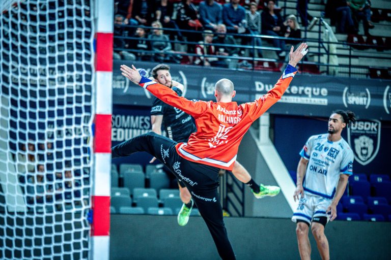Joueur de handball tirant vers le but.