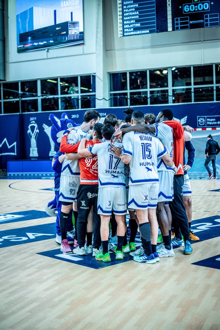 Équipe de handball en cercle, préparation avant match.