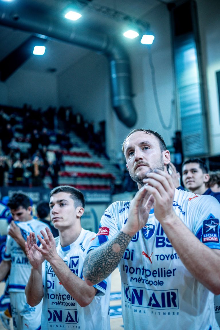 Joueurs de handball applaudissant après un match.