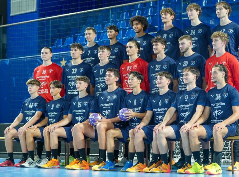 Équipe de handball posant ensemble sur le terrain.