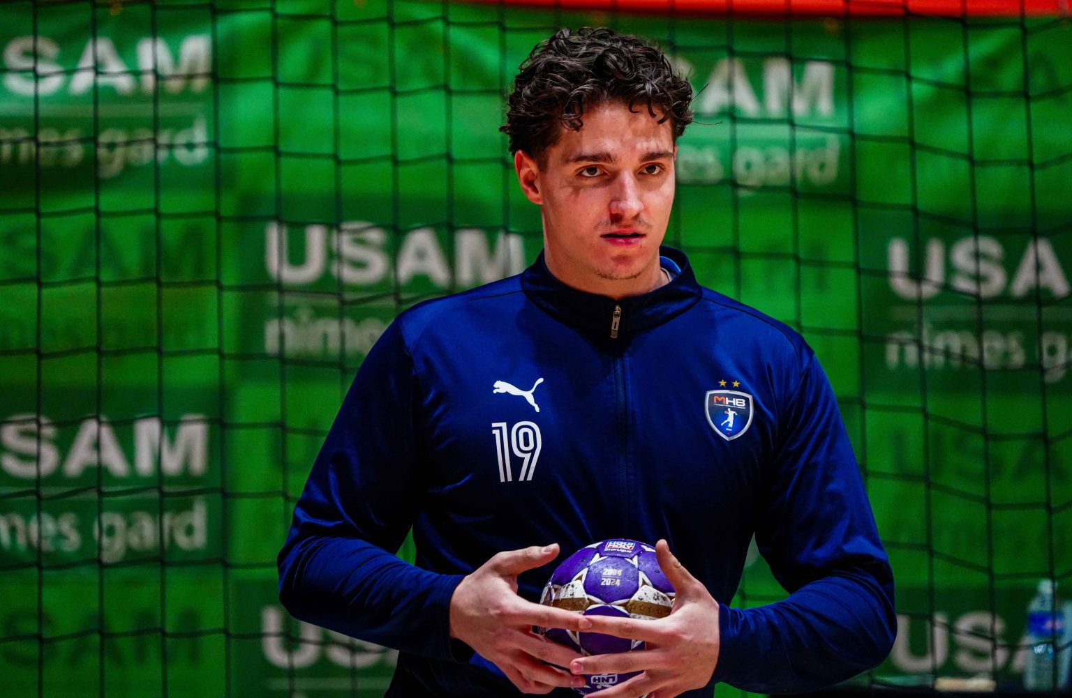 Joueur de handball avec un maillot bleu.