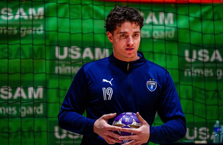 Joueur de handball avec un maillot bleu.