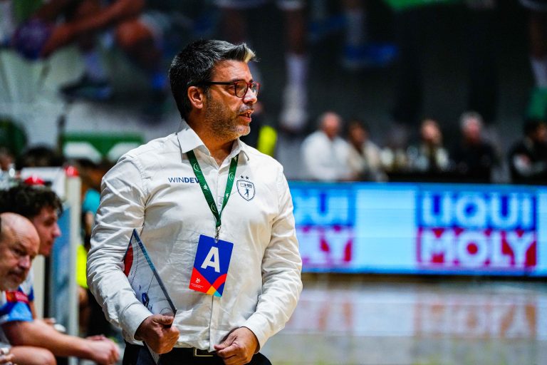 Entraîneur de handball en action sur le terrain.