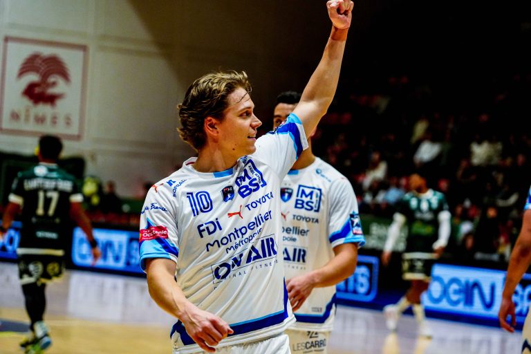 Joueur de handball célébrant un point sur le terrain.