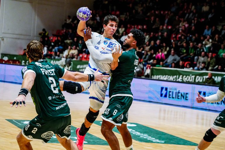 Joueur de handball en pleine action sur le terrain.