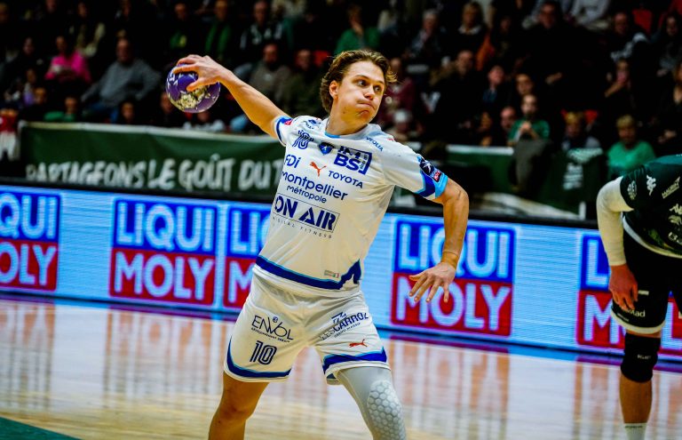 Joueur de handball lançant le ballon au match