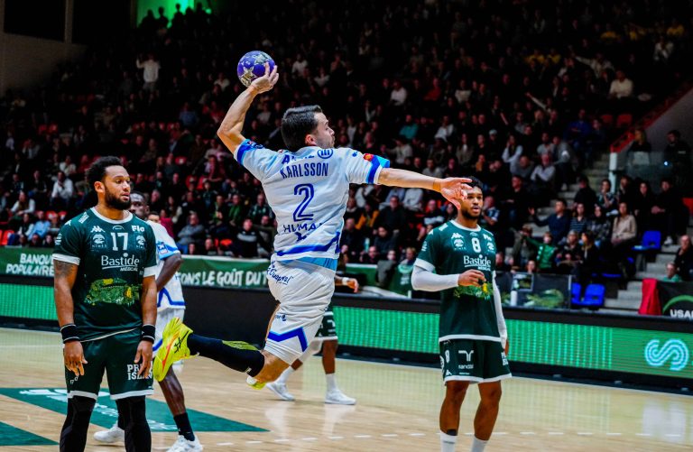 Joueur de handball en plein saut, ballon en main.