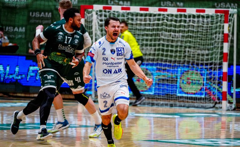 Joueur de handball criant sur le terrain.