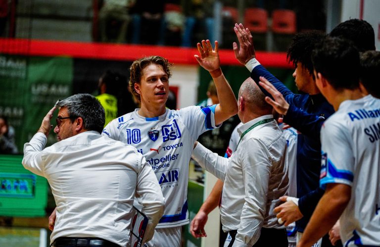 Joueur de handball célèbre félicitant son équipe.