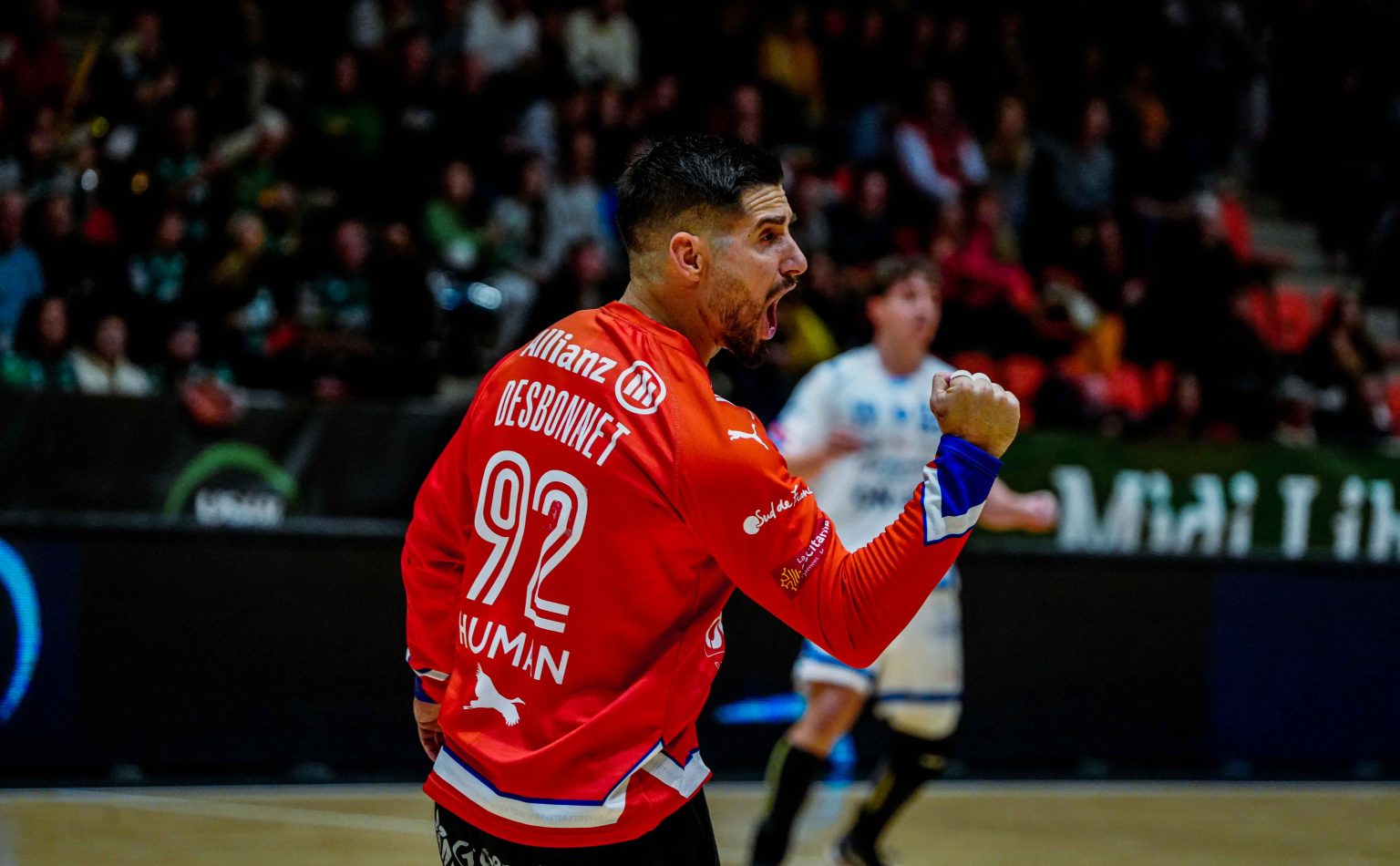 Joueur de handball en action, célébrant un point.