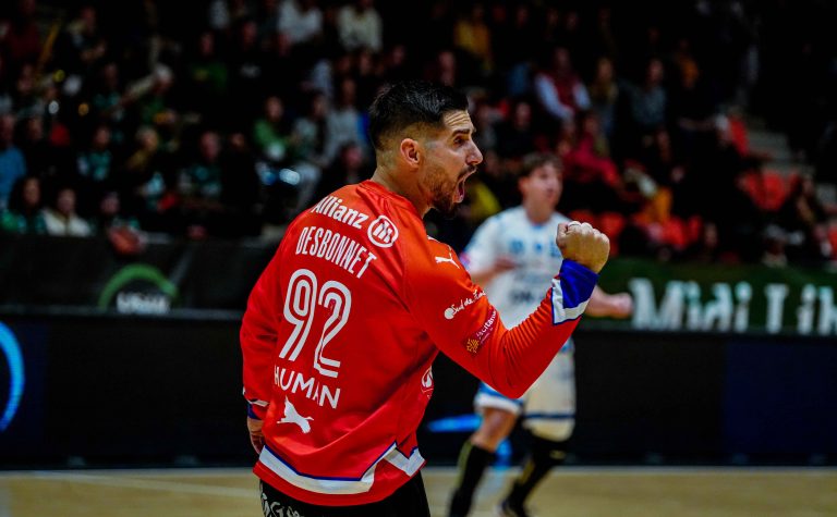 Joueur de handball en action, célébrant un point.