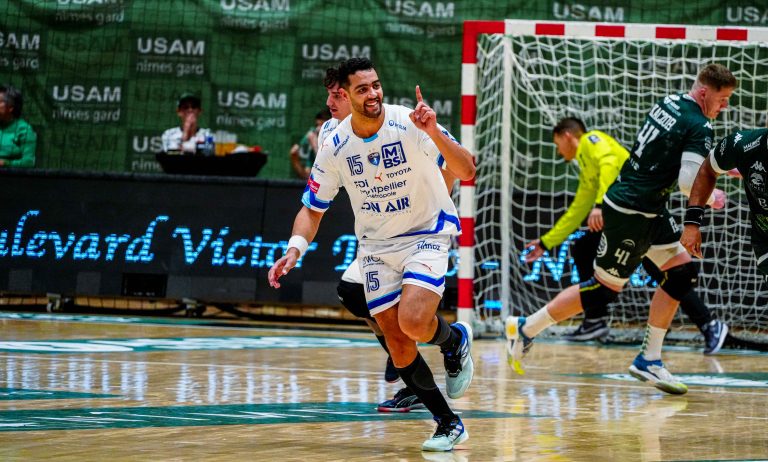 Joueur de handball célébrant son but sur le terrain.