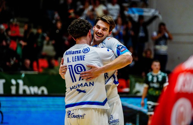 Joueurs de handball s'embrassant après une victoire.