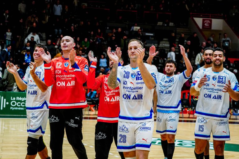 Joueurs de handball saluant le public après match.