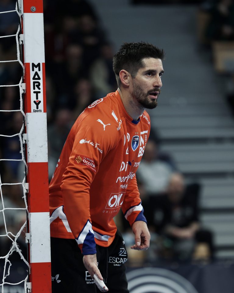 Joueur de handball portant un maillot orange