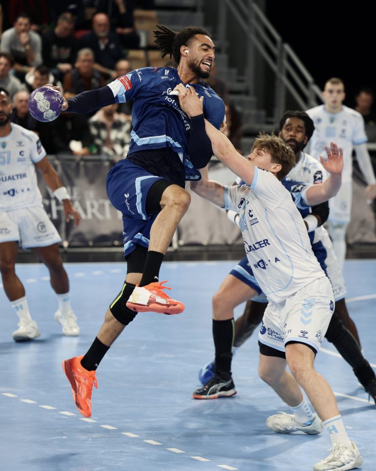 Joueur de handball en action sur le terrain.