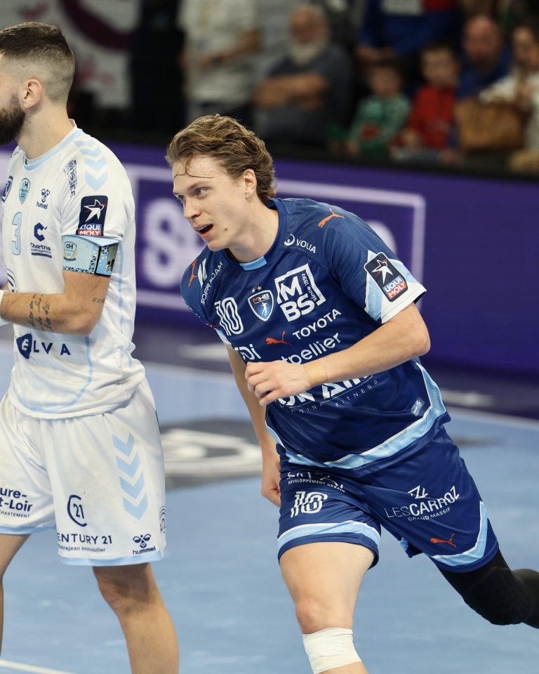 Joueur de handball en plein match dynamique.